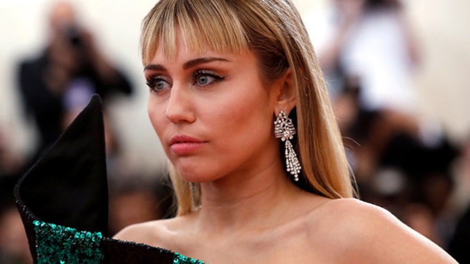 Miley Cyrus shows off her sweet voice in the famous song 'Wish You Were Here'