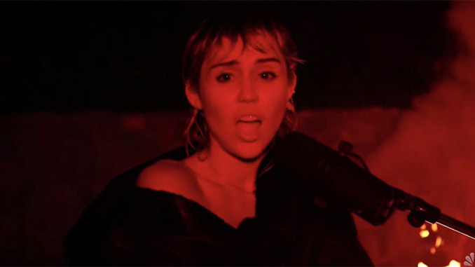 Miley Cyrus is praised by the audience with her sweet and emotional voice
