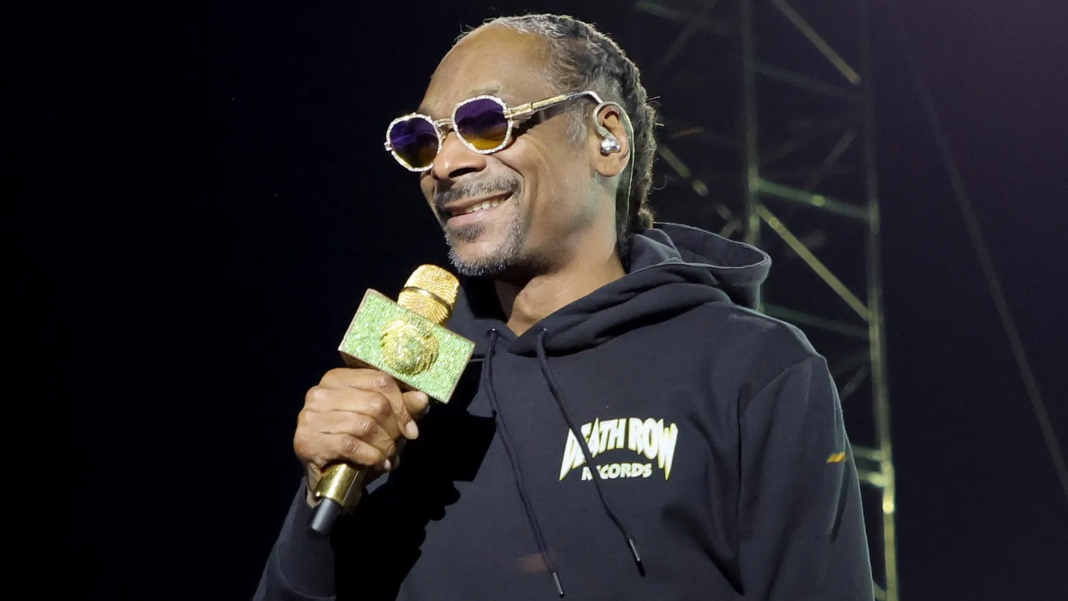 how old is Snoop Dogg