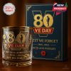 80th Anniversary VE Day whiskey glass with soldier silhouette, golden accents, and “Lest We Forget” engraving, paired with a dark blue commemorative box!