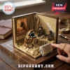 Dune brick diorama with sand worm, two stillsuit minifigures, Arrakis sign, on a wooden base with a hand touching the label.!