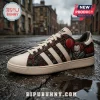 Pennywise It Horror Movie Casual Sneakers featuring a clown graphic, red balloon, and dark patterns on a beige street background.